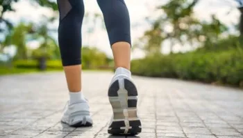 Sa hapa duhet të ecni në ditë për ta mbajtur trurin të shëndetshëm? Studimi zbulon numrin ideal