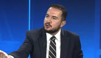 Salianji plas përgjimin: Nushi që doli sot manipuloi për armët e protestuesve, është kapur në manipulim më parë