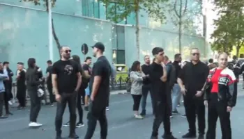 Seancë plenare në Kuvend/ Qytetarët protestojnë jashtë Parlamentit, policia merr masa