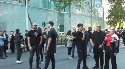 Seancë plenare në Kuvend/ Qytetarët protestojnë jashtë Parlamentit, policia merr masa