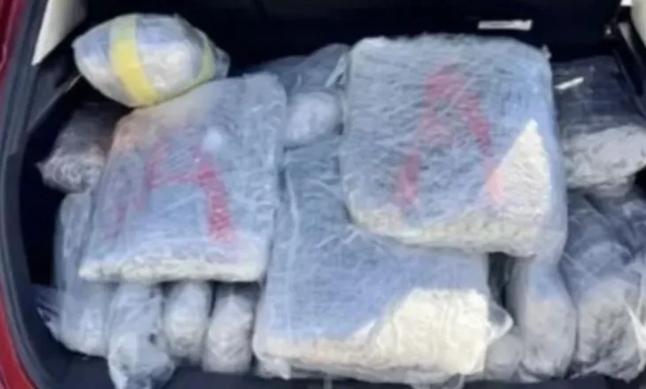 Sekuestrohen 70 kg marijuanë në Igumenicë, arrestohet drejtuesi grek i mjetit