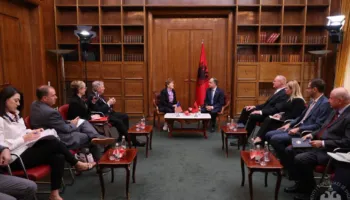 Senatorët amerikanët takojnë opozitën, por jo Berishën. Çfarë tregon takimi me deputeten antiRama, Marjana Koçekun?