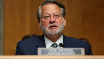 Senatori amerikan Peters reagon për protestat në Shqipëri: Ndalni agresionin ndaj protestuesve