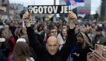 Serbia në prag të zgjedhjeve: Protesta masive kundër Vuçiqit