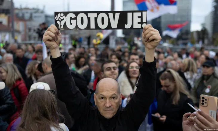 Serbia në prag të zgjedhjeve: Protesta masive kundër Vuçiqit