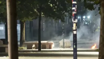 Sërish në “shënjestër”, protestuesit rikthehen te selia e PS-së me kapsolla dhe molotovë