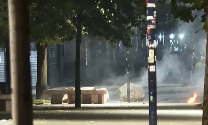 Sërish në “shënjestër”, protestuesit rikthehen te selia e PS-së me kapsolla dhe molotovë