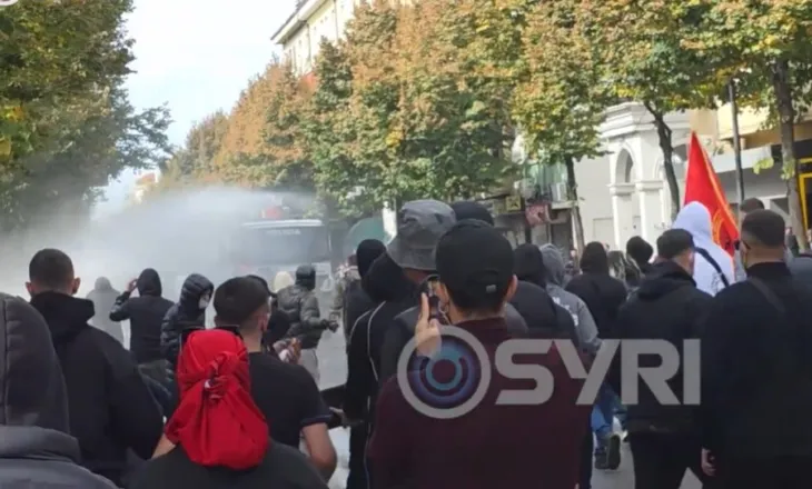 Sërish përplasje tek ministria e Arsimit/  Rama s’ndal dhunën e policisë drejt rinisë, u hedh ujë e gaz lotsjellës! Ata nuk zbrapsen