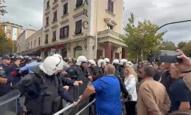 Sërish tensione në protestë, tubuesit përplasen me policinë, përdoret gaz lotsjellës