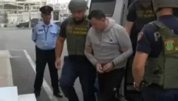 SHBA e ekstradoi pas tri dekadash arrati, Sokol Hoxha në Gjykatën e Fierit nën masa të rrepta sigurie, kërkon parashkrimin e krimit! Vrau 2 vëllezër në 1997, Belgjika…