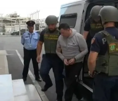 SHBA e ekstradoi pas tri dekadash arrati, Sokol Hoxha në Gjykatën e Fierit nën masa të rrepta sigurie, kërkon parashkrimin e krimit! Vrau 2 vëllezër në 1997, Belgjika…
