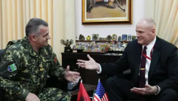 Shefi i Shtabit të Përgjithshëm pret në takim ambasadorin e Amerikës në Tiranë