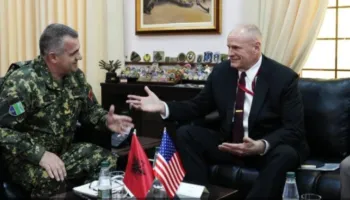 Shefi i Shtabit të Përgjithshëm të Forcave të Armatosura takon ambasadorin amerikan në Tiranë, ja detajet nga takimi