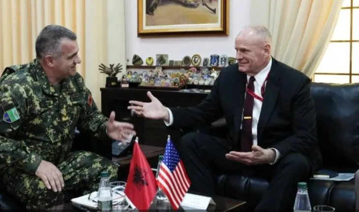 Shefi i Shtabit të Përgjithshëm të Forcave të Armatosura takon ambasadorin amerikan në Tiranë, ja detajet nga takimi
