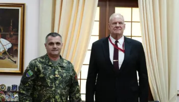 Shefi i Shtabit të Përgjithshëm të Forcave të Armatosura takon ambasadorin amerikan në Tiranë