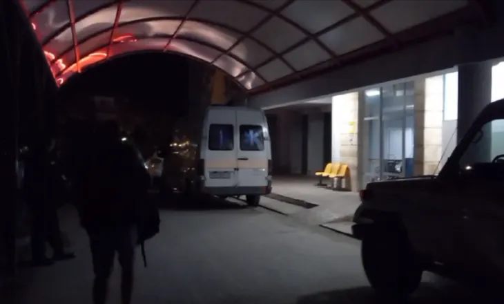 Sherr mes të rinjve, plagoset një 19-vjeçar