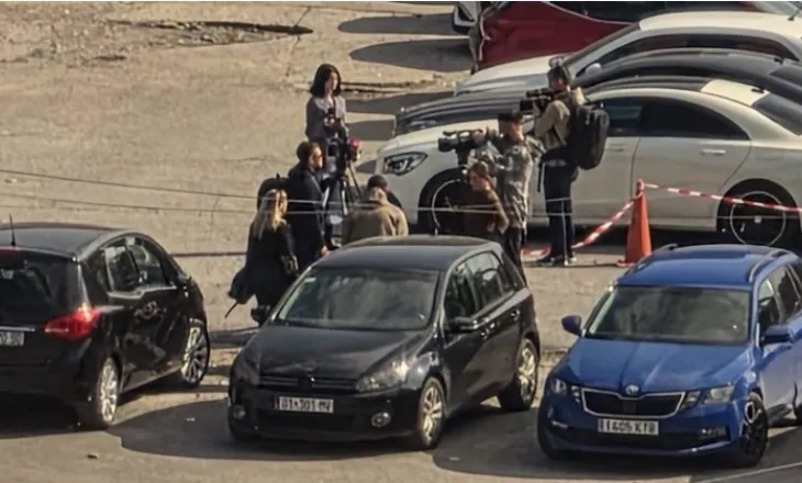 Sheshi mbeti bosh/ Prishtina nuk i përgjigjet thirrjes për sulm në Tiranë! Vetëvendosja organizoi autobusë, por i shkojnë vetëm kamerat