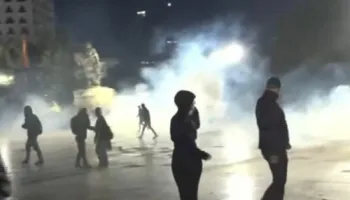 Sheshi Skënderbej në arenë lu’fte, policia bllokon marshimin, hedh gaz lotsjellës