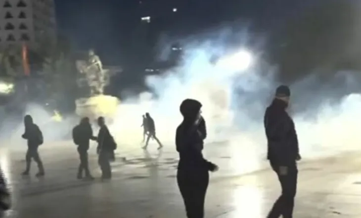 Sheshi Skënderbej në arenë lu’fte, policia bllokon marshimin, hedh gaz lotsjellës
