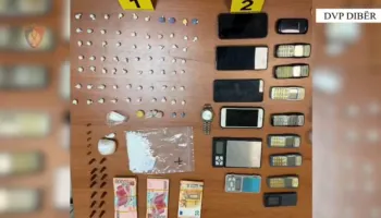 Shisnin kokainë në Burrel, arrestohen 3 persona, sekuestrohen drogë dhe fishekë