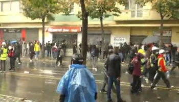Shiu i rrëmbyeshëm dhe uji i policisë shpërndajnë protestuesit, bie pjesëmarrja në protestë