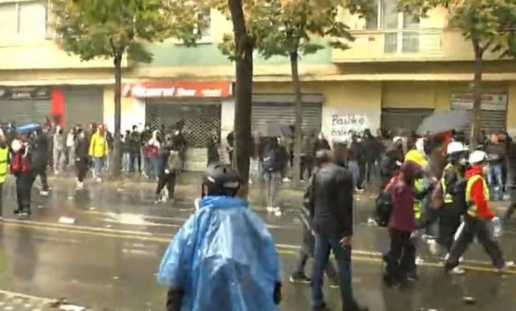 Shiu i rrëmbyeshëm dhe uji i policisë shpërndajnë protestuesit, bie pjesëmarrja në protestë