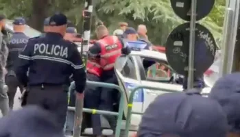 Shkelma dhe dhunë, momenti kur policia shoqëron me forcë protestuesit