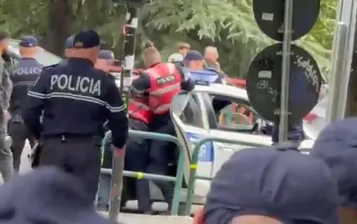 Shkelma dhe dhunë, momenti kur policia shoqëron me forcë protestuesit