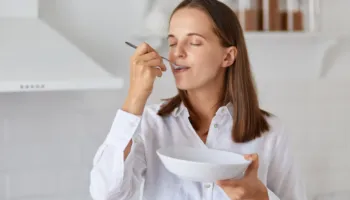 Shkencëtarët zbulojnë pse disa njerëz nuk e rifitojnë shijen edhe një vit pas COVID-19