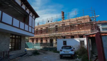 Shkolla historike “Ryzhdije” në Prizren po restaurohet