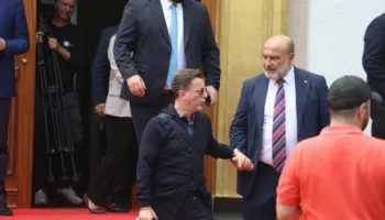 Shkrihen 16 bashki/ Erion Braçe dhe Vullnet Sinaj votojnë kundër hartës së re territoriale