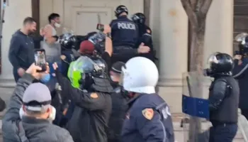 Shoqërime gjatë protestës në Tiranë, policia merr disa protestues