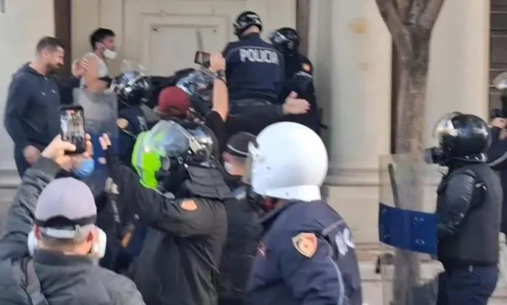 Shoqërime gjatë protestës në Tiranë, policia merr disa protestues