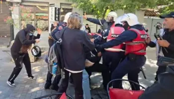 Shoqërime me dhunë para Ministrisë së Arsimit, përplasje mes të rinjve dhe policisë