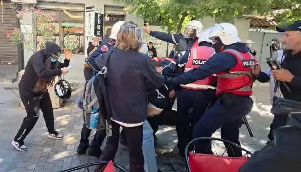 Shoqërime me dhunë para Ministrisë së Arsimit, përplasje mes të rinjve dhe policisë