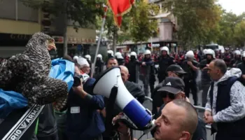 Shoqërimet pas protestës, Policia me njoftim zyrtar: Shtynë dhe goditën me vezë, domate e gurë efektivët