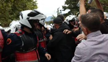 Shoqërohen tetë protestues në Komisariat, Policia: Kryen veprime të dhunshme