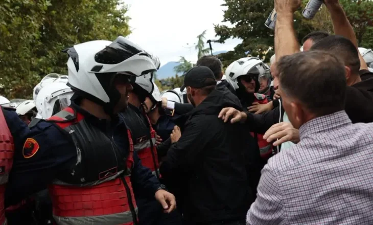 Shoqërohen tetë protestues në Komisariat, Policia: Kryen veprime të dhunshme