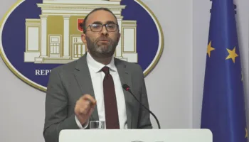“Shpalli diktaturën!”, Bardhi reagon për paketën ligjore: Rama i gatshëm t’ia nxjerrë sytë kujtdo që i rrezikon pushtetin