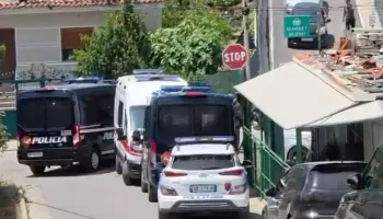 Shpërthim me lëndë plasëse në Bathore, dëmtohet banesa e një 55-vjeçari dhe një automjet