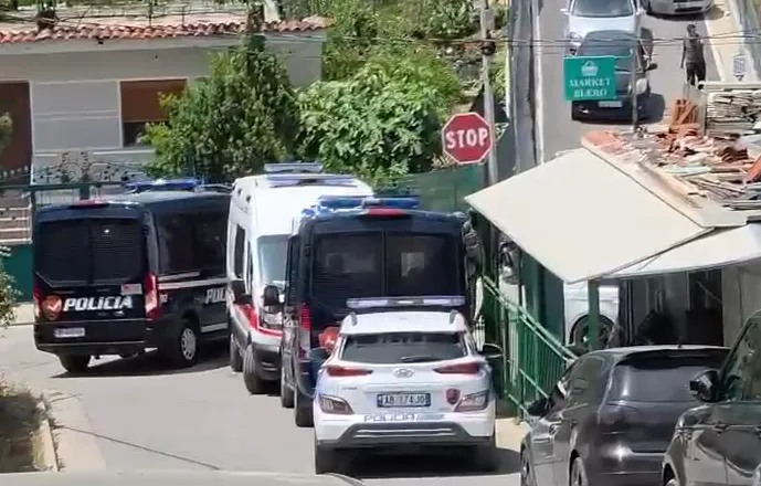 Shpërthim me lëndë plasëse në Bathore, dëmtohet banesa e një 55-vjeçari dhe një automjet
