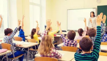 “Shpulla” rikthehet si mjet edukimi në bankat shkollore në Danimarkë