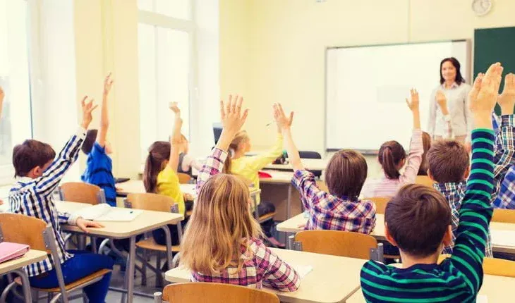 “Shpulla” rikthehet si mjet edukimi në bankat shkollore në Danimarkë