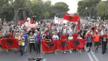 “Shqipëria e Re” duhet të hyjë në fletën e votimit, përpara se të shuhet në Bulevard