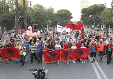 “Shqipëria e Re” duhet të hyjë në fletën e votimit, përpara se të shuhet në Bulevard