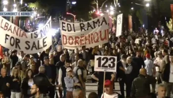 “Shqipëria kërkon revolucion”/ Sot dita e 124-të e protestës, qytetarët të vendosur deri në largimin e qeverisë