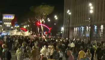 “Shqipëria po bën revolucion”, mbyllen fjalimet te Kryeministria, protestuesit nisin marshimin në rrugët e Tiranës