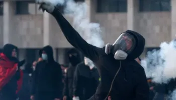 Shqiptarët kërkojnë largimin e Ramës”/ Reuters: Kryeministri paralajmëroi masa dhe gjoba, të rinjtë mbushin rrugët e Tiranës