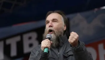 “Shqiptarët po zgjohen”/ Ideologu i Putinit komenton protestat në Shqipëri