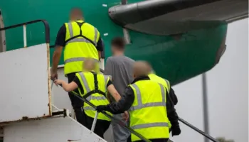 Shqiptarët të parët për dëbimet nga Anglia për të pestin vit radhazi, 2,247 persona u kthyen në Atdhe